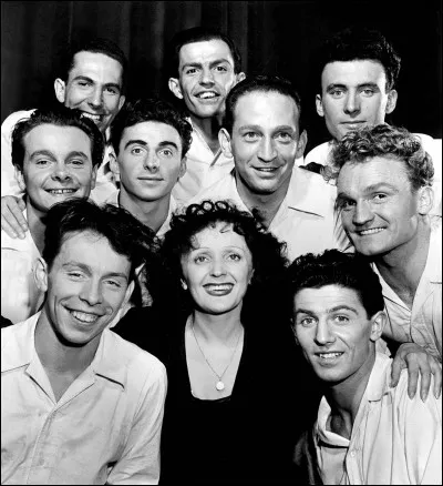 Avec qui enregistre-t-elle " Les Trois Cloches " en 1946 ?