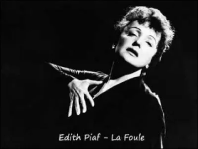 Complétez les paroles de la chanson " La Foule " sortie en 1957 : " Et perdue parmi ces gens qui me bousculent
..... ...... , je reste là" ?