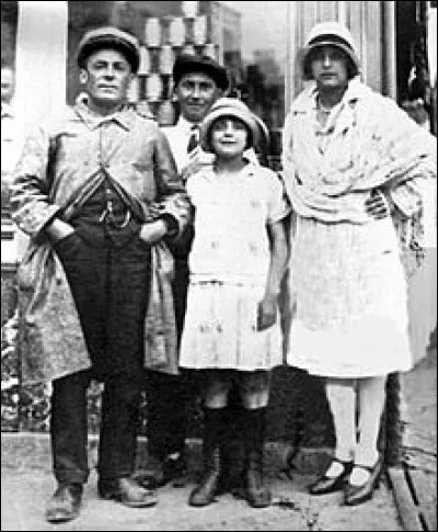 Parmi ces anecdotes sur l'enfance d'Edith, laquelle est fausse ?