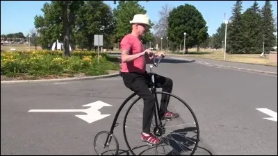 Comment appelle-t-on un engin avec une roue plus grande que l'autre ?