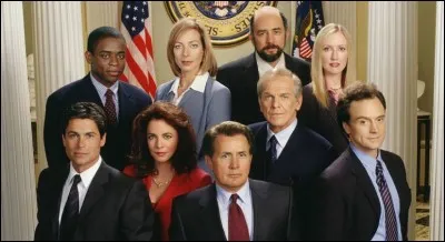 Josiah Bartlet, député puis sénateur du New Hampshire, devient le candidat du parti démocrate et remporte l'élection présidentielle. C'est dans ...