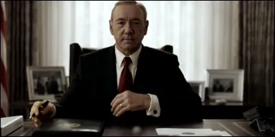 Franck Underwood, pousse à la démission le président qu'il avait contribué à faire élire, et devient président à la fin de la deuxième saison. C'est dans ...