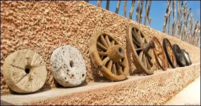 Quand et où situe-t-on généralement l'invention de la roue ?