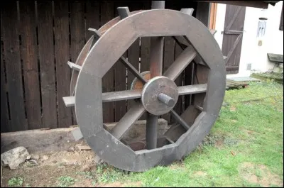 Sur quel édifice peut-on trouver une roue à aubes ?