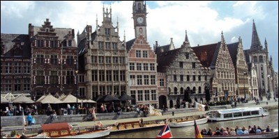 Ville de Belgique, traversée par l'Escaut et la Lys, capitale de l'ancien comté de Flandre :