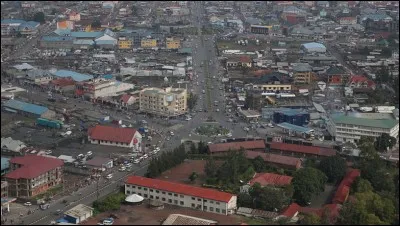Ville africaine, en bordure du lac Kivu dans l'est de la RDC :