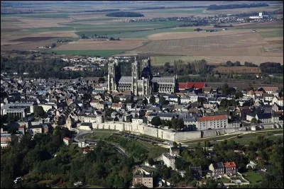Ville française, "montagne couronnée" par sa cathédrale :
