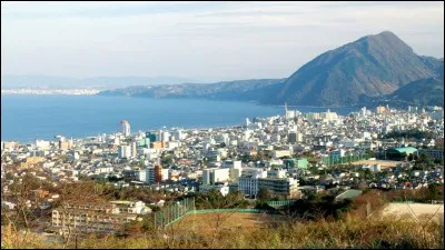 Ville japonaise, l'une des plus importantes de l'île de Kyūshū :