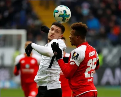 Dans quel pays un club de football européen est-il surnommé "La Diva" ?