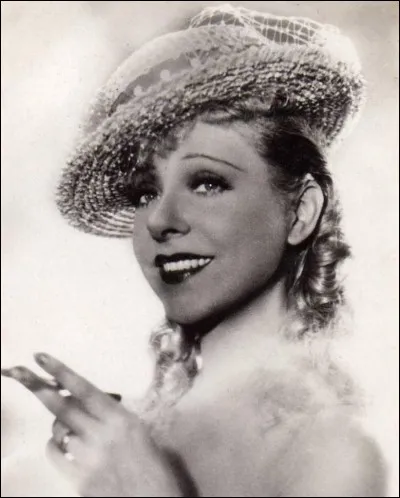 Lors d'une promenade dans un cimetière (chacun ses goûts), Sacha Guitry déclara à Yvonne Printemps, sa femme du moment : Tu sais, un jour, on écrira sur ta tombe "Yvonne Guitry, enfin froide ! Que lui répondit celle-ci ?