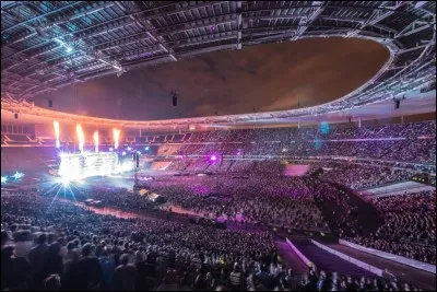 Avec qui Johnny a-t-il chanté en duo "Requiem pour un fou" au stade de France 1998 ?