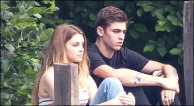 Il a des tatouages et des piercings :