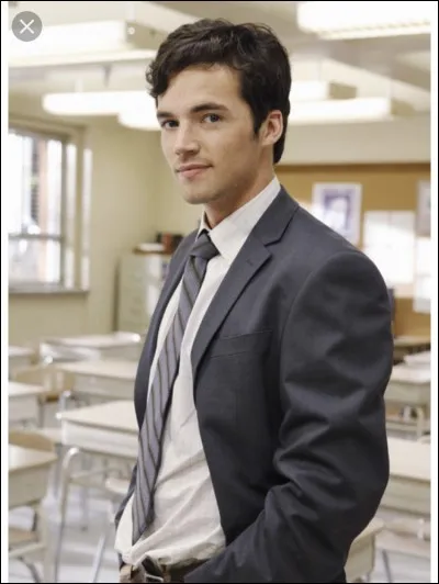 Dans quelle saison Aria découvre-t-elle qu'Ezra l'utilise pour écrire un livre ?