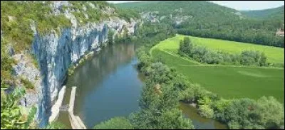 Grand cours d'eau qui prend sa source au mont Loz&egrave;re :