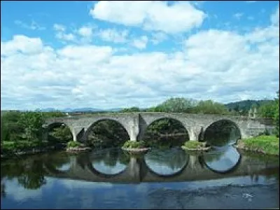 Lors de la bataille du pont Stirling (1297), quelle tactique les Écossais mettent-ils en place pour vaincre l'armée anglaise ?