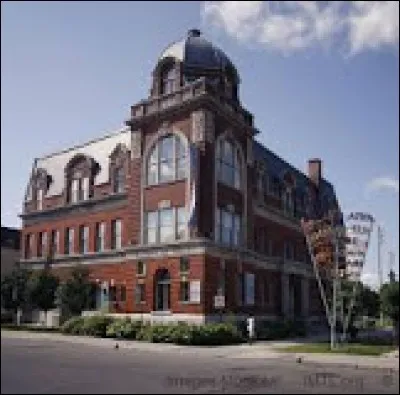 De retour dans son quartier de la Petite Bourgogne à Montréal, il sauve de l'oubli cette institution, la première (...) francophone fondée à Montréal.