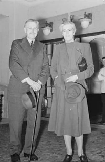 En 1918, lorsqu'il mène une offensive à Chérisy en France, il est gravement blessé et perd :