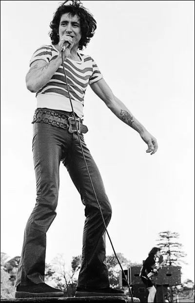 Quel travail Bon Scott faisait-il pour AC/DC ?