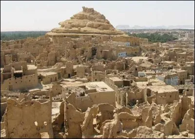 La pyramide de Khéops fut détruite par un tremblement de terre en 1540 av. J-C