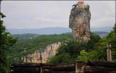 Le « piton de Katskhi » est ce monolithe de calcaire de pas moins de 40 m de haut. Au sommet, un espace d'environ la taille d'un terrain de volley-ball : quelle idée d'y avoir installé une église orthodoxe vieille de plus de 1000 ans et 3 cellules d'ermites, une cave à vin et une courtine. L'endroit est absolument vertigineux, pas très invitant. Dans quel pays est situé cet ermitage haut perché ?