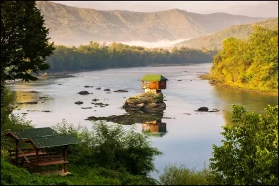 ''La minuscule maison est un sujet de fascination pour les nombreux passionnés de voyages et sceptiques autour du monde, depuis que sa photo a brillé dans les pages du National Geographic'' elle n'est pas entourée d'une autre maison, solitaire petite maison face à la rivière sauvage.
Depuis la 1ère maison(1968), la Drina en a emporté 6 : dans quel pays cette maison affiche-t-elle sa solitude ?