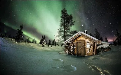 Qui n'a pas rêvé pour un temps d'avoir une cabane sous la neige ? Celle-ci semble idéale pour admirer les aurores boréales. Photo proposée par Douce Cahute. Évidemment, cette maison isolée est dans un pays très nordique, mais lequel est-ce ?