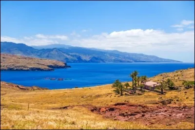 Vivre face à l'immensité océanique qui affiche à perte d'horizon une tranquillité bleue. Aucun obstacle entre nous et l'horizon sauf les paysages remarquables des falaises et de la côte déchirée qui disparaît dans la mer, dans un décor austère et grandiose.
Madère est renommée pour sa randonnée pédestre et on y produit un vin charmant : de quel pays relève cet archipel ?