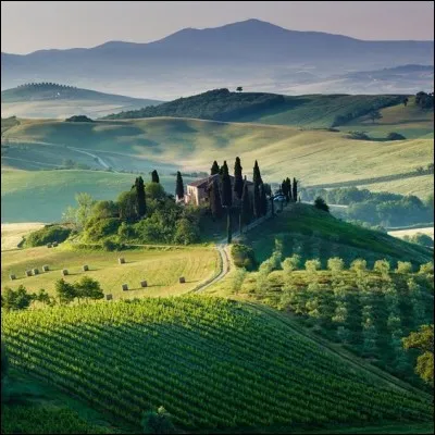 Ici, on est loin de la hutte des froids polaires. Il s'agit d'un domaine entouré de cyprès. Endroit un peu magique avec ''des collines d'un vert tendre qui se détachent sur l'horizon d'un bleu presque violet ''. 
Dans quel pays se trouve cette maison située dans une région renommée pour son Chianti d'exception ?