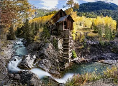 Au bord d'une rivière au Colorado, se trouve Crystal Mill, un moulin en bois installé sur des roches au-dessus de l'eau : une échelle le relie à la rivière. On ne s'y rend qu'à pied, en 4×4 ou encore à cheval : de 1892 à 1917, il a fait office d'alimenter des machines utilisées dans une mine à proximité.
Dans quel pays cet endroit est-il préservé ?
Merci de ce voyage que nous avons partagé.