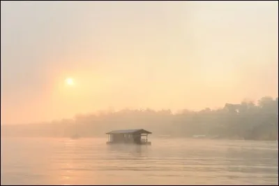 Cette maison est une péniche. Très pratique pour prendre le large et s'enfuir loin de son quotidien : on peut s'adonner à la pêche simplement avec une ligne dormante. Conditionné pour un pays qui a ce type de climat, ici pas besoin de cheminée : on n'a qu'à suivre le courant au loin des klaxons.
Il vous faut trouver le pays de la photo :