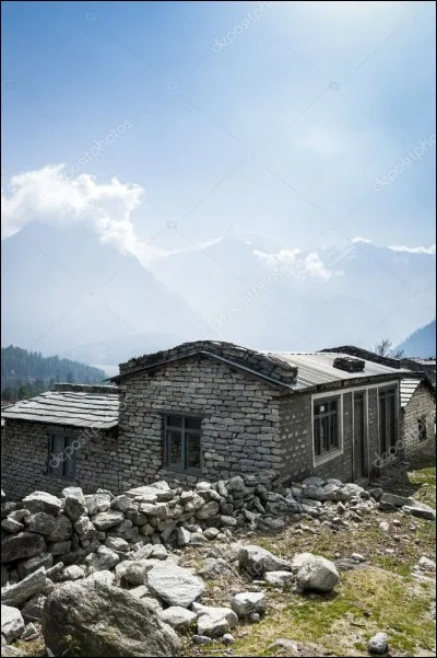 C'est la maison de Ghyalbu Tamang : il faut dire qu'il est un guide local très recommandé, dans cette région à la frontière du Tibet. Mais les cicatrices du séisme (tremblement de terre de 2015) ) restent béantes : la maison a été rénovée mais sa femme et lui hébergent des randonneurs pour arriver mais, le tourisme a baissé de 25 % depuis les évènements.
Nommez ce pays, entre l'Inde et la Chine :