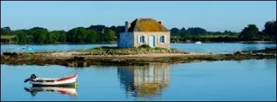On retrouve cette beauté insolite dans cette maison de pêcheur à Saint-Cado sur la Ria d'Etel. On dit que la vue y change constamment en fonction de la lumière et de la marée : région riche en moules, palourdes, coques ou bigorneaux. 
Dans quel pays se trouve ce bourg d'Etel, autrefois premier port thonier de la côte atlantique ?
