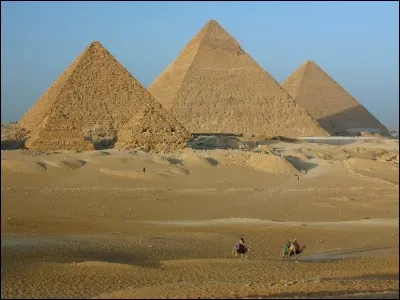 Quel est le nom de ces célèbres pyramides situées en Égypte ?