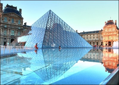 À sa construction en 1190, quel type de bâtiment était le Louvre ?