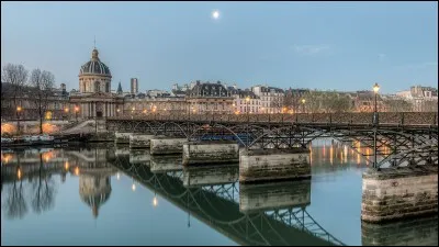 Comment s'appelle le pont qui traverse la Seine devant le Louvre ?