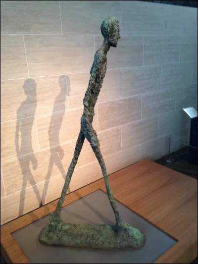À qui doit-on la sculpture "L'Homme qui marche" ?