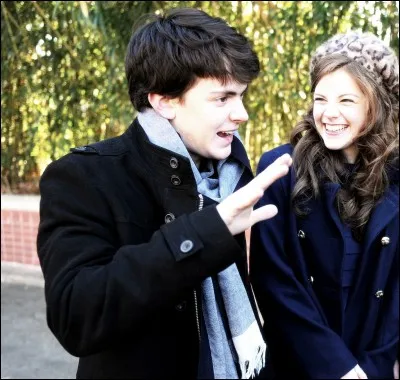 Elle est sortie, d'abord avec .