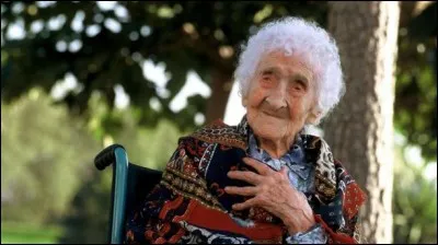 Jeanne Calment, détentrice du record de longévité, est morte à l'âge de :