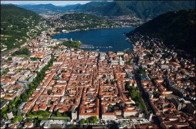 Ville italienne, au bord de son lac :
