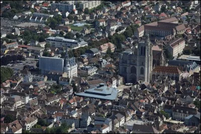 Traversée par l'Yonne et dominée par sa cathédrale du XIIe siècle :