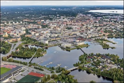 Ville de 200 000 habitants du grand nord finlandais, à 150 kilomètres au sud du cercle polaire arctique, au fond du golfe de Botnie :