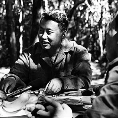 Pays : Cambodge 
Date : 1925-1998
Faits : massacre de la population et des intellectuels, abolition de la religion, de la propriété privée et de la monnaie. Destruction de tout ce qui ne vient pas du pays
Chute : invasion du Viet-nam, exil et mort naturelle 
Quel est cet homme ?