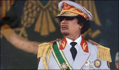 Pays : Libye 
Date : 1942-2011
Faits : exécutions publiques, massacre des opposants politiques, persécutions, suppression de la liberté de la presse 
Chute : le printemps arabe, tué avec son fils par des rebelles 
Quel est cet homme ?