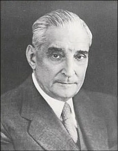 Pays : Portugal 
Date : 1889-1970
Faits : suppression des syndicats et de la presse, politique monétaire restrictive, tortures
Chute : renonce au pouvoir pour cause de santé, meurt d'un AVC. 
Qui est cet homme ?