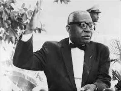 Pays : Haïti 
Date : 1907-1971
Faits : rites vaudou, élimination des adversaires politiques, assassinats de milliers de personnes, obligation de la religion 
Chute : maladie, son fils lui succède dès le lendemain de sa mort. 
Qui est cet homme ?