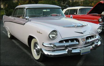 En 1955, Dodge, propriété de Chrysler, osa créer une déclinaison particulière de son coupé Custom Royal Lancer baptisé Dodge La Femme. Un nom qui semble politiquement incorrect. Pourquoi avoir choisi un nom tel que celui-là ?