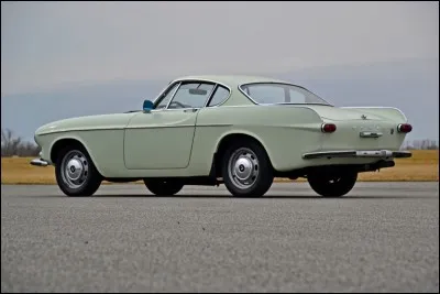 D'où provient le nom du célèbre constructeur suédois Volvo, dont la robustesse de ses modèles, ses intérieurs qualitatifs et depuis quelques années, son design élégant lui ont valu le statut de constructeur premium ?