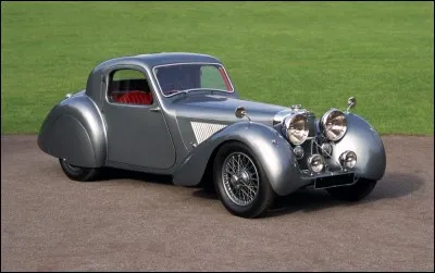 La firme britannique Jaguar existe depuis 1922 mais ne s'appelle ainsi que depuis la fin de la Seconde Guerre mondiale et s'appelait avant Swallow Sidecar. Pourquoi ce changement de nom ?