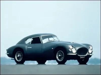 En 1951, le constructeur Fiat osa présenter une GT sportive pour le marché nord-américain, la Fiat 8V. Pourquoi 8V ?