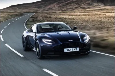 Certaines Aston Martin, dont certaines très célèbres, se caractérisent par le sigle DB, telles les DB4, DB5, DBS, DB7 ou la dernière DB11. Qu'est-ce que cela veut dire ?